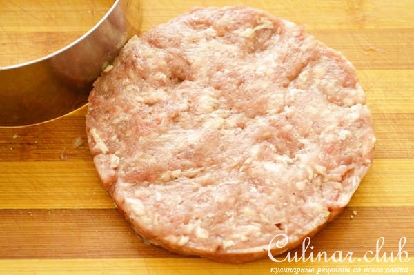 Домашний гамбургер с овощным соусом.