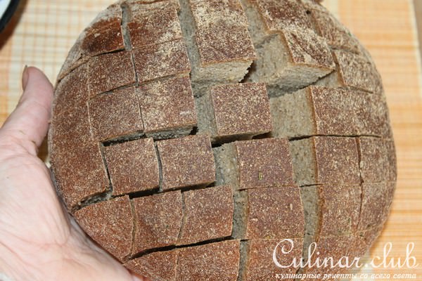 Пикничный хлеб с сыром, зеленью и чесноком