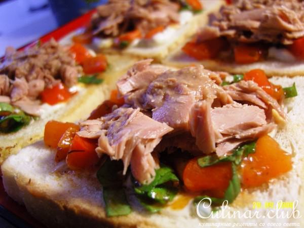 Тосты с тунцом и моццарелой