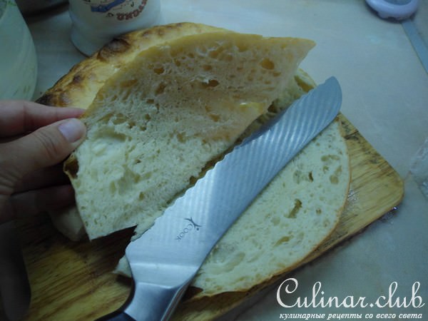 Лепёшка с сыром и зеленью.