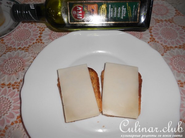 Брускетта с козьим сыром и черникой