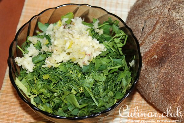 Пикничный хлеб с сыром, зеленью и чесноком