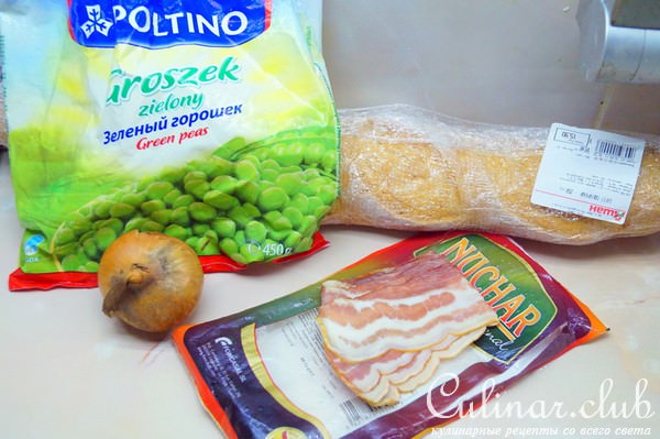 Кростини с зелёным горошком, беконом и жареным луком.