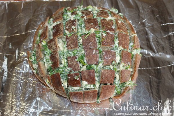 Пикничный хлеб с сыром, зеленью и чесноком