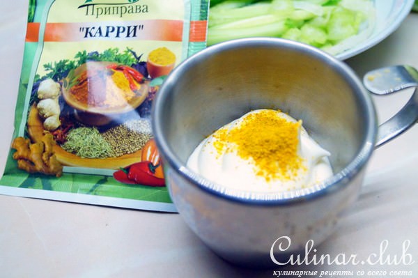 Шаурма с карри соусом, беконом и зелёным салатом.