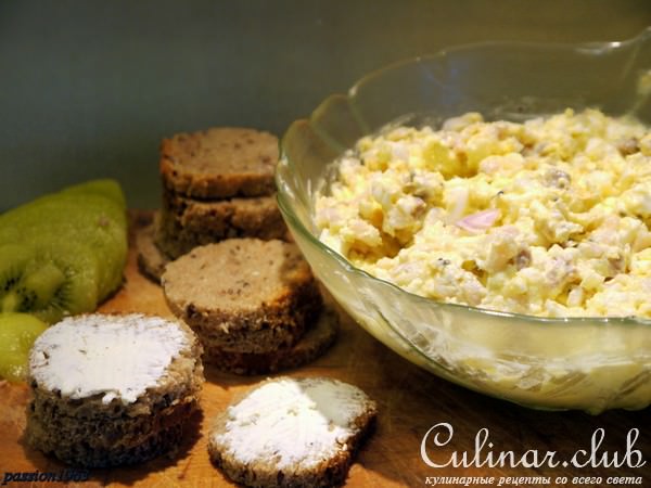 Канапе с киви с двумя разными намазками для мясоедов и рыбоедов 