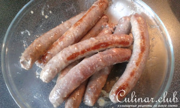 Хот-дог с колбаской барбекю, хрустящим луком и овощами
