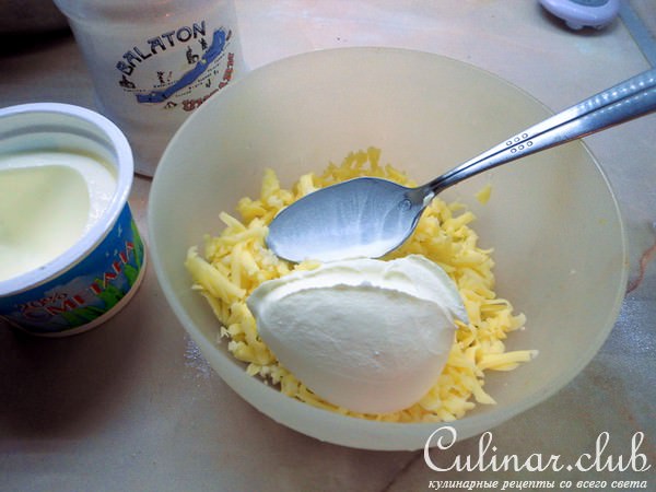 Лепёшка с сыром и зеленью.