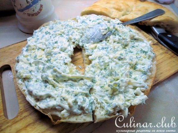 Лепёшка с сыром и зеленью.