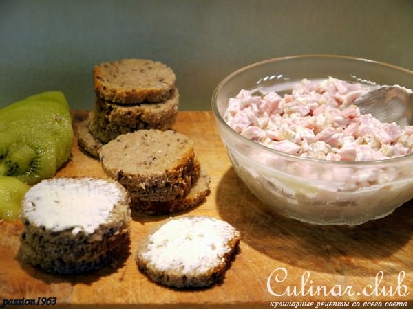 Канапе с киви с двумя разными намазками для мясоедов и рыбоедов 