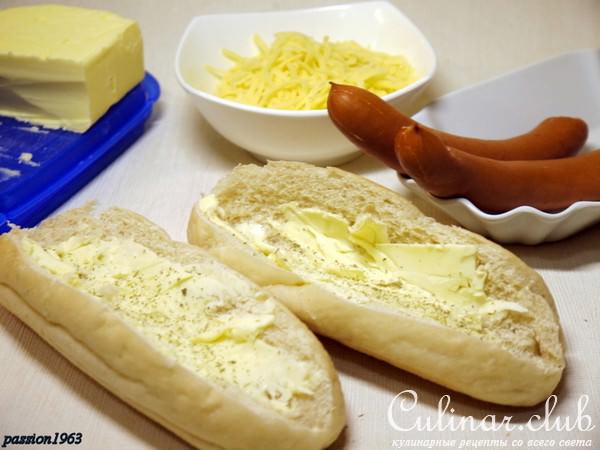 Лодочка из булки с сосиской и сыром к завтраку