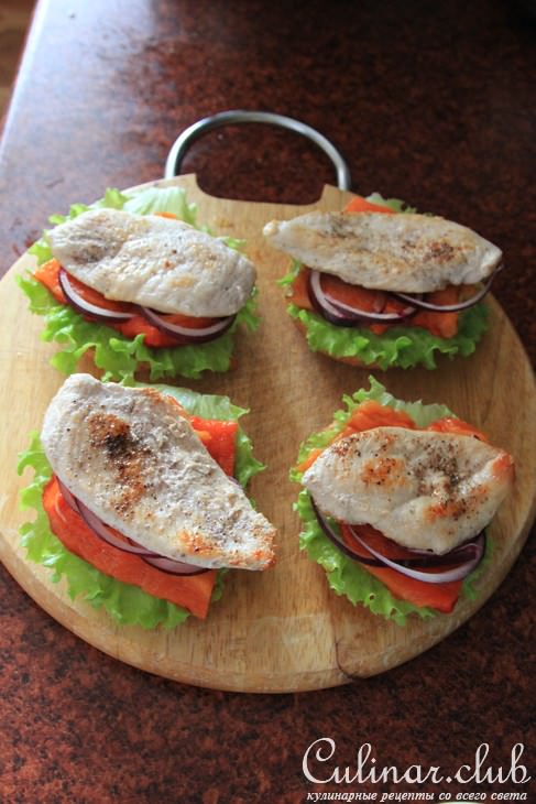 Домашний бургер с куриной грудкой и печеным перцем