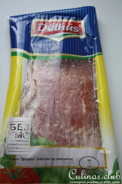 Вкусный сэндвич с хрустящим беконом