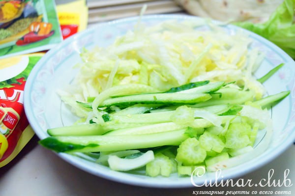 Шаурма с карри соусом, беконом и зелёным салатом.