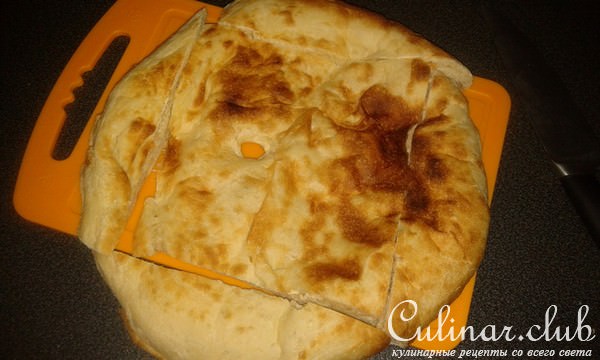 Хот-дог с колбаской барбекю, хрустящим луком и овощами