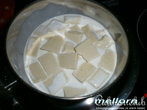 Десерт из белого шоколада с мандаринами и виноградом