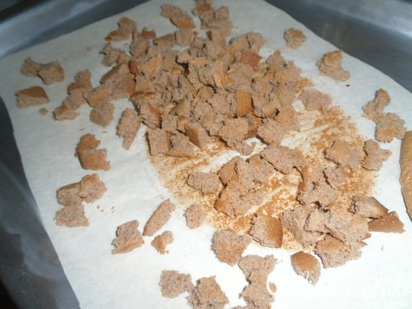 Десерт из черничного мусса с бисквитной крошкой и шоколадом "Сокровища Черной Башни"