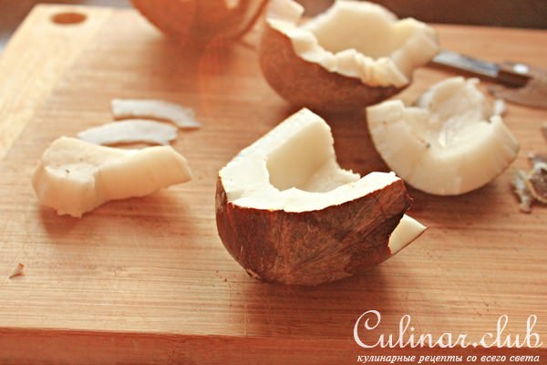 Овсяная каша с кокосом, миндальным молоком и нектринами.