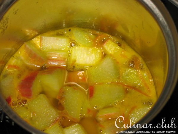 Блинчики с кокосом, клубникой и ревенем
