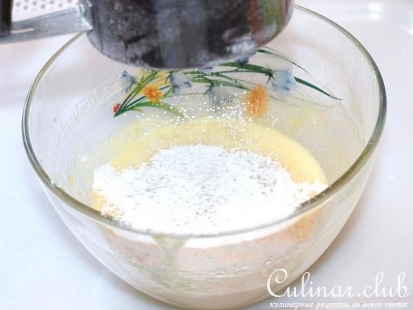 Морковный кекс с ягодной глазурью