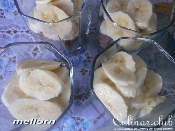 Банановый десерт с соусом из ирисок