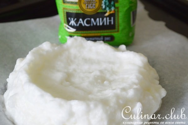 Рисовое "безе" с джемом из красной смородины и карамельными яблоками.