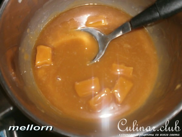 Банановый десерт с соусом из ирисок