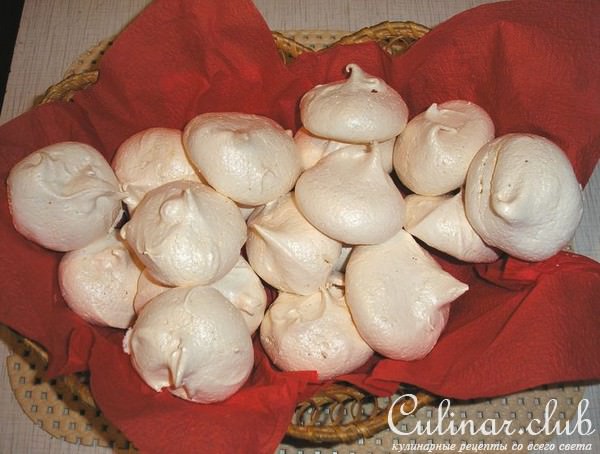 БЕЗЕ С КЛУБНИКОЙ