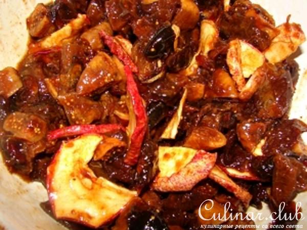 Рождественский салат из сухофруктов