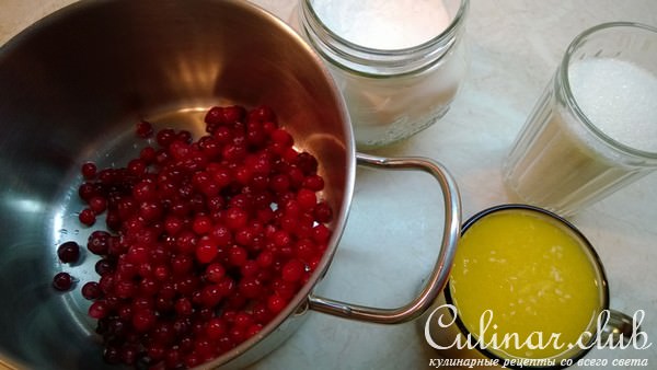 Рождественское безе с клюквой и кремом