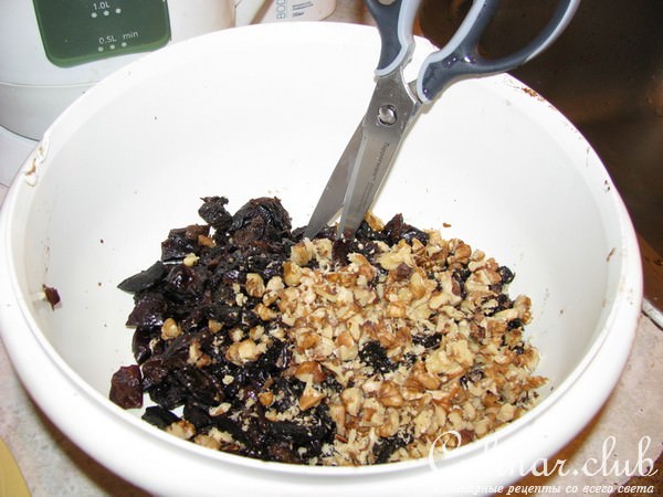 Десерт с черносливом и орехами