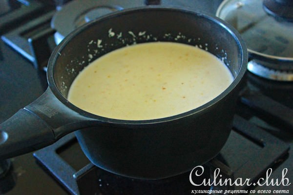 Овсяная каша с кокосом, миндальным молоком и нектринами.