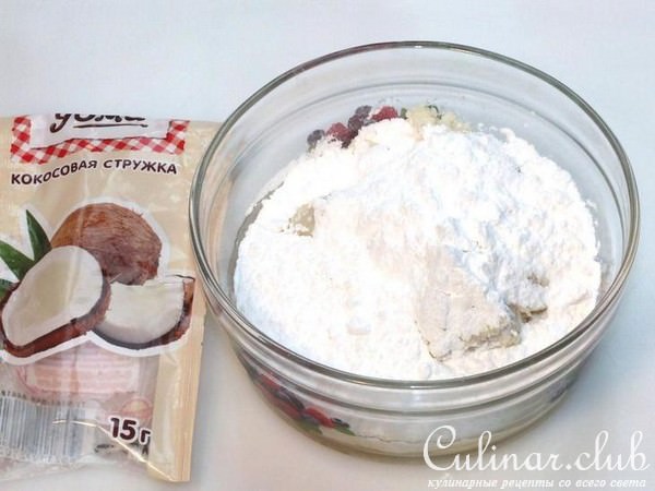 Печенье шоколадное с кокосом и ягодой