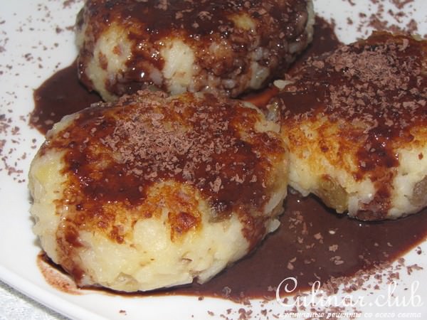 Десертные рисовые котлетки с шоколадным соусом.