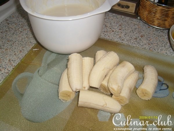 Бананы жареные в кляре с мандариновым соусом.