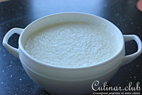 Овсяная каша с кокосом, миндальным молоком и нектринами.