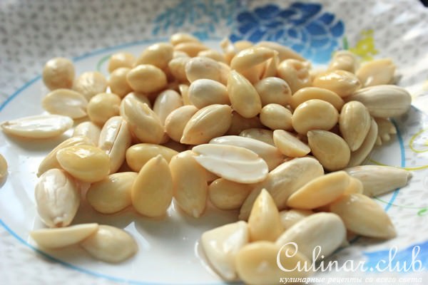 Овсяная каша с кокосом, миндальным молоком и нектринами.