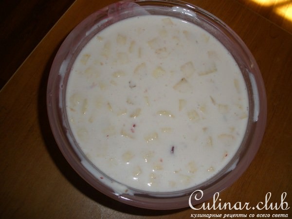 Сметанный десерт с фруктами
