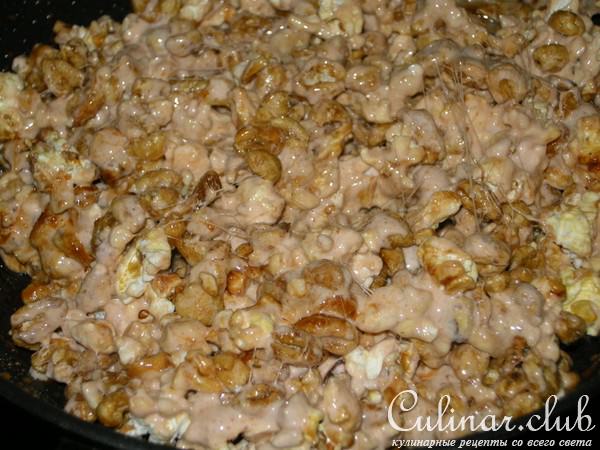 Сладкие шарики из поп-корна с орехами.
