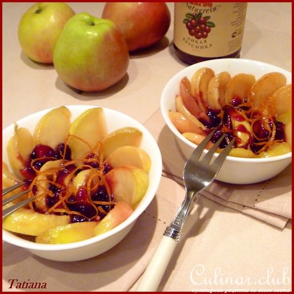 Яблоки карамелизированные с брусничным соусом