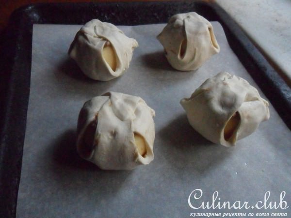 Яблоки, фаршированные корицей и изюмом в слоёном тесте 