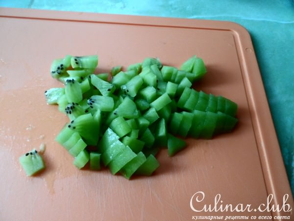 Десерт с зефиром,клубникой и киви.