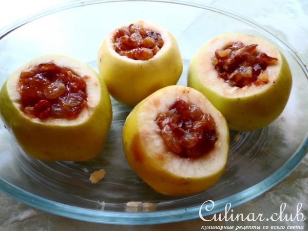 Яблочки запечёные с сухофруктами и клубничным конфитюром.