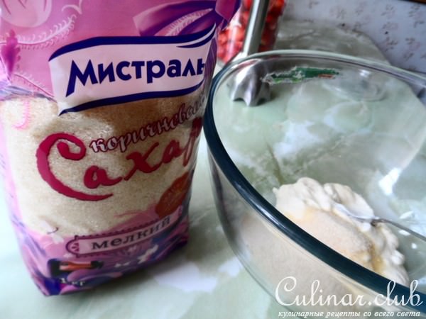 Суфле из сметаны,клубники и чернослива.