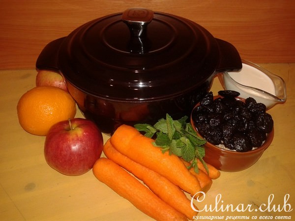 Десерт из моркови, яблок и чернослива со сливками