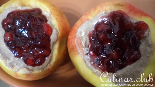 Яблоки, фаршированные творогом, с брусничным соусом DARBO и шоколадом!