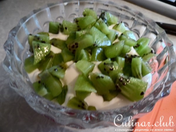 Десерт с зефиром,клубникой и киви.