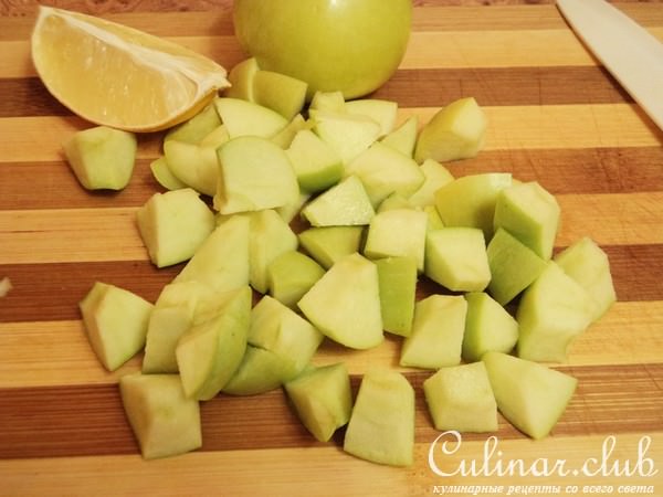 Фруктовый салат с адыгейским сыром и розмариновым сиропом.