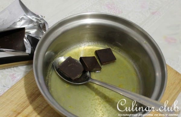 Десертный салат с фруктами, карамелизированными бабочками и шоколадным соусом.