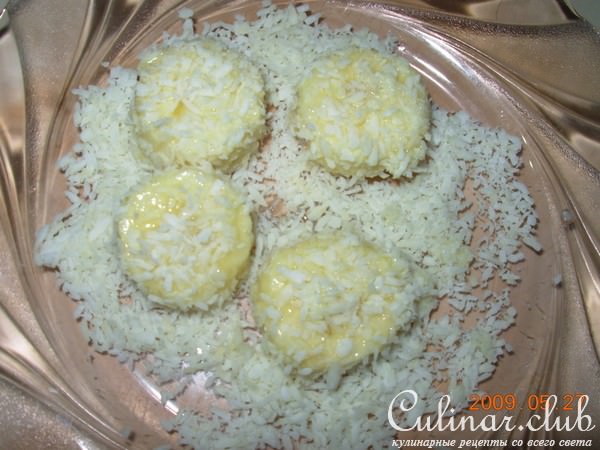 Бананы в кокосовой стружке.